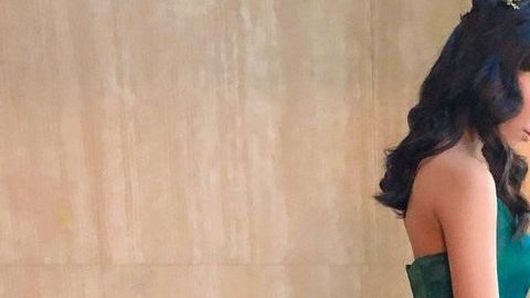 Ciara Gan posa con su vestido en su cuenta de Twitter.