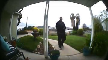 Según la Policía de San Mateo, el video de seguridad compartido en la plataforma Ring reveló que el mismo sospechoso intentó robar otras casas de sus clientes