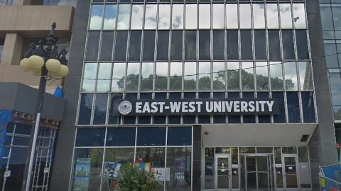 La Policía de Chicago dijo que la víctima y el sospechoso de 42 años estaban dentro de una de las instalaciones académicas de la universidad.