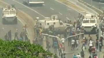 Tanqueta milita atropella a seguidores de Guaidó.