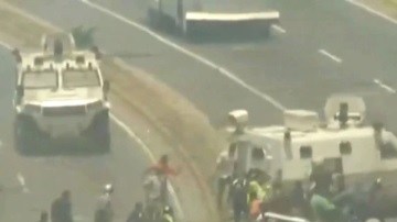 Tanqueta milita atropella a seguidores de Guaidó.
