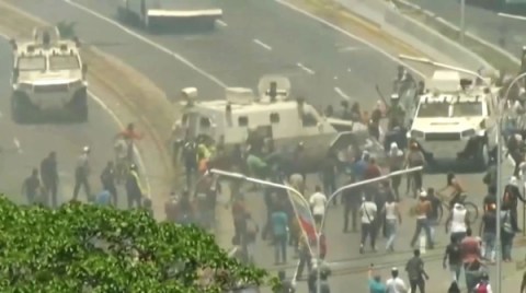 Tanqueta milita atropella a seguidores de Guaidó.