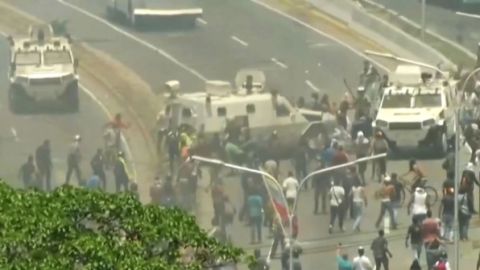 Tanqueta milita atropella a seguidores de Guaidó.