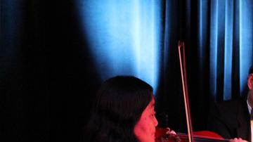 Violinista de Houston muere durante presentación en pleno escenario,