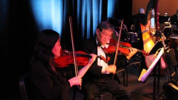 Violinista de Houston muere durante presentación en pleno escenario,