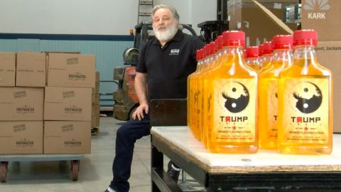 Jones y su Trump Tonic.