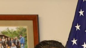 El gobernador de California, Gavin Newsom junto a su esposa