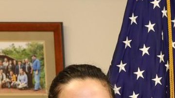 El gobernador de California, Gavin Newsom junto a su esposa
