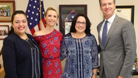 El gobernador de California, Gavin Newsom junto a su esposa