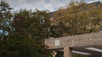 La compañía Pipeline Health con sede en California dijo que el Westlake Hospital de 225 camas está perdiendo aproximadamente $ 2 millones al mes