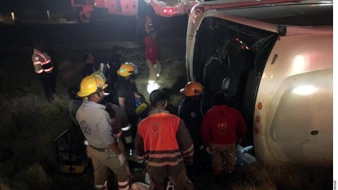 Un bus volcó en la carretera y dejó 11 muertos.