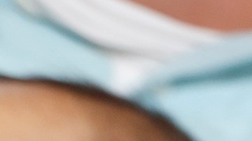 Los menores Arleth y Jose Pocop  muestran contentos sus green cards. / fotos: Aurelia Ventura.