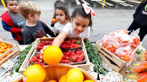 Se colocó un puesto de frutas pequeño para el deleite de los niños. / foto: Aurelia Ventura.