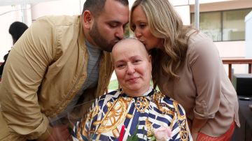 Silvia Cadena recibe besos de sus hijos Anthony Cadena y Christina Archibald. / foto: Aurelia Ventura.