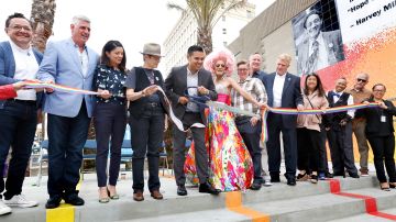 Activistas de la comunidad LGBTQ+, funcionarios y miembros de la comunidad participaron en la reinauguración del parque Harvey Milk. (Aurelia Ventura).