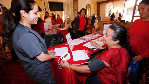 A María Alonso, de 55 años, le revisaron la presión tras acudir a la conferencia ‘Por tu corazón’. / Foto: Aurelia Ventura.
