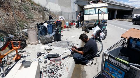 Indigentes que viven en casas rodantes en North Hollywood.