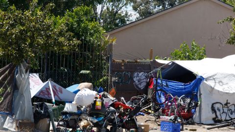 La crisis de vivienda causa que miles vivan en las calles.