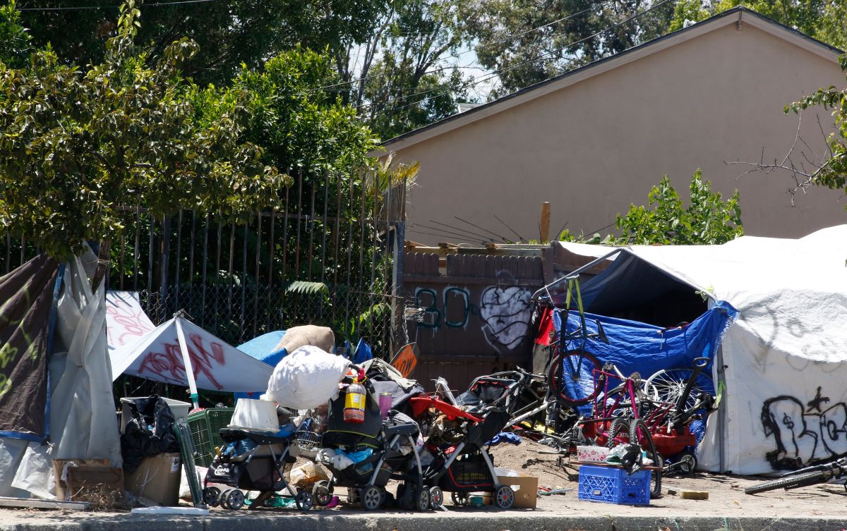 La crisis de vivienda causa que miles vivan en las calles.