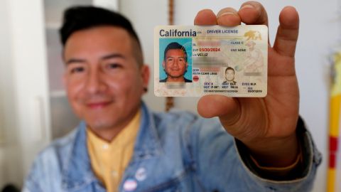 Ronnie Veliz recibió su nueva licencia este 20 de mayo, 12 días después de solicitarla. / foto: Aurelia Ventura.