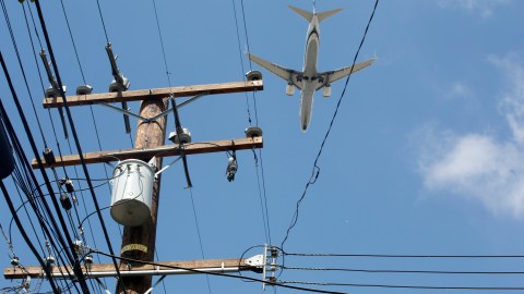05/28/19/LOS ANGELES/Neighbors complain about the noise levels along the flight path leading to LAX. (Aurelia Ventura/La Opinion)