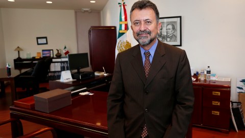 Cónsul General de México en Los Ángeles , Carlos Garcia de Alba.. (Aurelia Ventura/La Opinion)