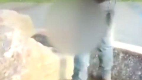 El hombre fue filmado orinando a plena luz del día.