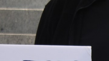 ‘La ley le ayuda a los dueños de negocios pero daña comunidades’, indica un cartel. / fotos: Jorge Luis Macías.