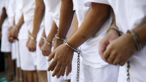 Pandilleros de la MS-13 detenidos en El Salvador. (Archivo)