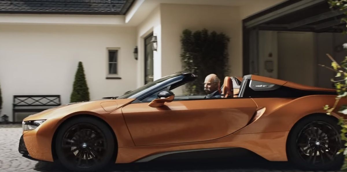 BMW se burla del CEO de Mercedes, Dieter Zetsche, al montarlo en un i8 Roadster