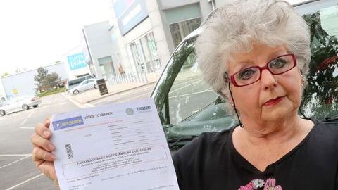 Maxine Horton fue multada en el parking de un KFC.