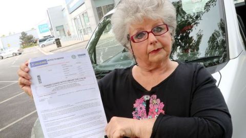 Maxine Horton fue multada en el parking de un KFC.