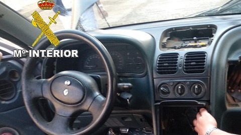 Autoridades españolas rescatan a cuatro inmigrantes ocultos en la carrocería del auto