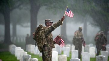 Durante más de 55 años, los soldados de La Vieja Guardia han honrado a los héroes caídos.