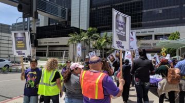 Docenas de empleados del Cedars-Sinai y sus aliados salieron a protestar el miércoles. (Jacqueline García)
