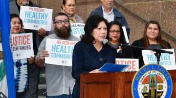 La supervisora Hilda Solís anunció el jueves el acuerdo entre el Condado de Los Ángeles y la compañía de camiones Wiley Sanders para que pague $1.8 millones al condado por contaminar con plomo. (Oficina de la supervisora Solís)