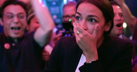 Alexandria Ocasio-Cortez, durante una escena de "Knock Down the House".