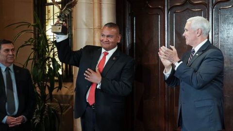 Héctor Hernández al recibir el premio.