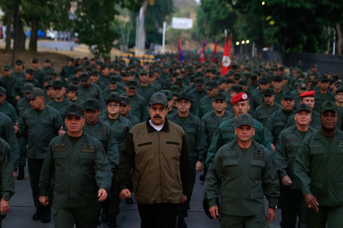 Maduró reaccionó este jueves exigiendo a los militares desarmar a los "traidores" y "golpistas".
