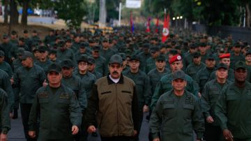 Maduró reaccionó este jueves exigiendo a los militares desarmar a los "traidores" y "golpistas".