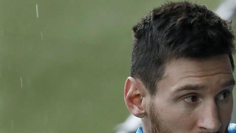 Lionel Messi le propinó un golpe en la cabeza a Fabinho en la ida