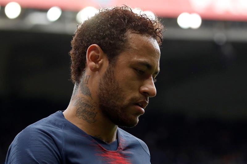 Neymar recibió tres partidos de suspensión por golpear a un sujeto en el rostro