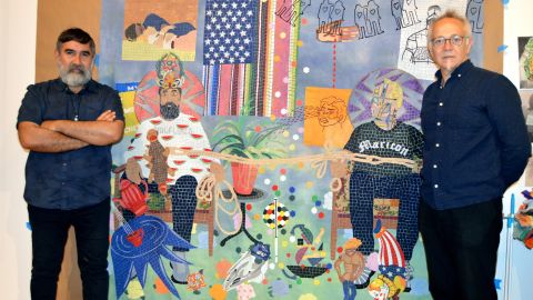 Los artistas argentinos Leo Chiachio (i) y Daniel Giannone posan junto a la obra "Familia en seis colores". EFE/Luis Uribe