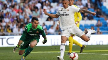 El delantero del Real Madrid Mariano Díaz sacude las redes de la portería del Villarreal.