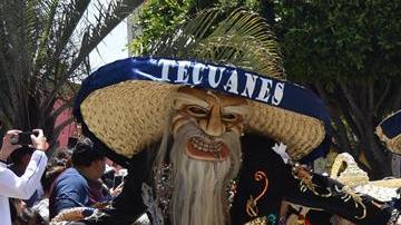 Danzantes del grupo folclórico Tecuanes de Los Ángeles actúan durante la celebración del 5 de mayo en La Plaza México de Lynwood.
