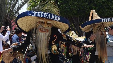 Danzantes del grupo folclórico Tecuanes de Los Ángeles actúan durante la celebración del 5 de mayo en La Plaza México de Lynwood.