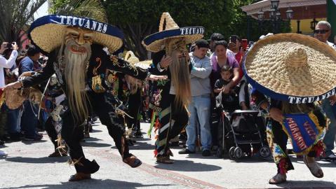 Danzantes del grupo folclórico Tecuanes de Los Ángeles actúan durante la celebración del 5 de mayo en La Plaza México de Lynwood.