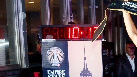 El polaco Piotr Lobodzinski celebra al ganar la edición 42 de la Carrera de ascenso al Empire State de Nueva York.