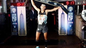 El polaco Piotr Lobodzinski celebra al ganar la edición 42 de la Carrera de ascenso al Empire State de Nueva York.