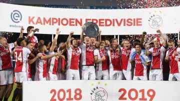Jugadores de Ajax Amsterdam celebran su campeonato en el Eredivisie holandés.